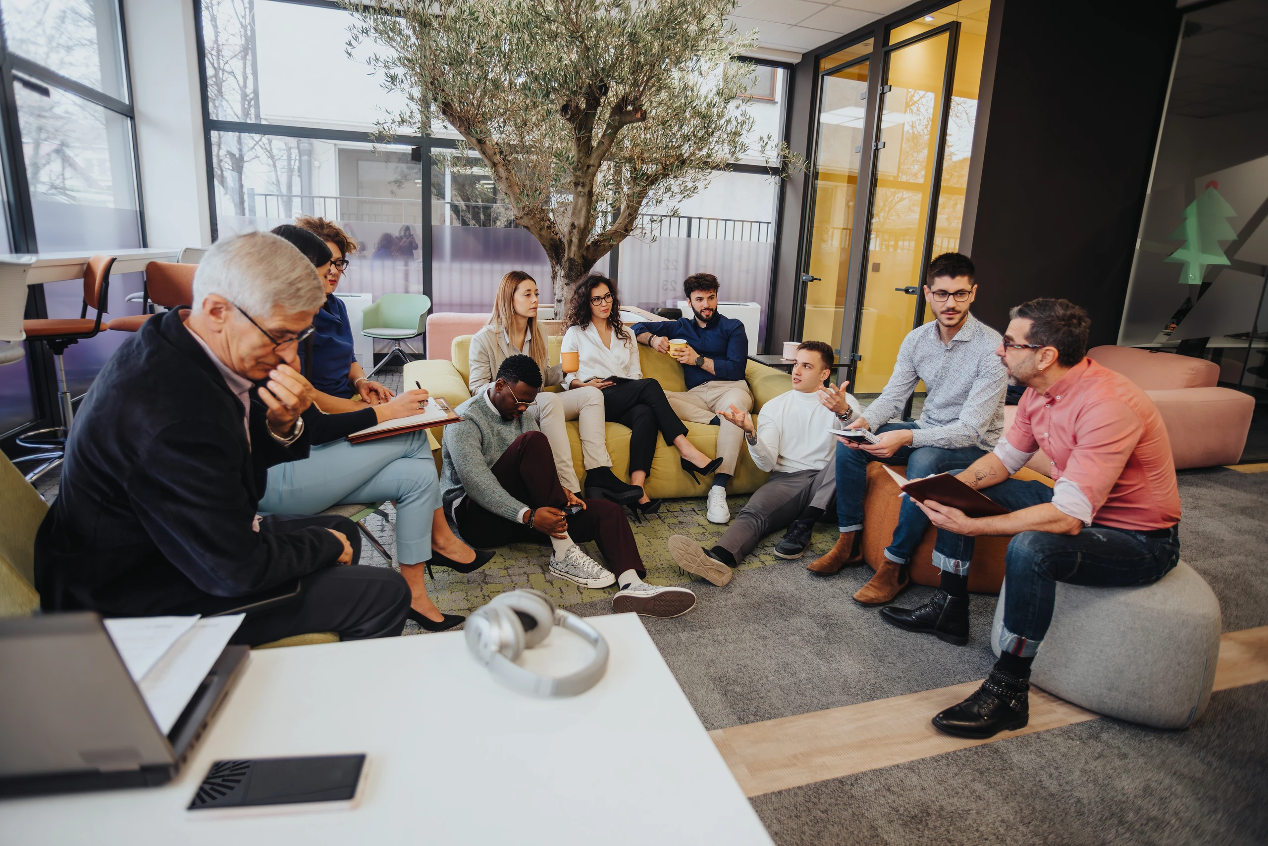 Diverse colleagues in a modern office in a brainstorming session for business growth and innovation - qunica.com / Adobe Stock