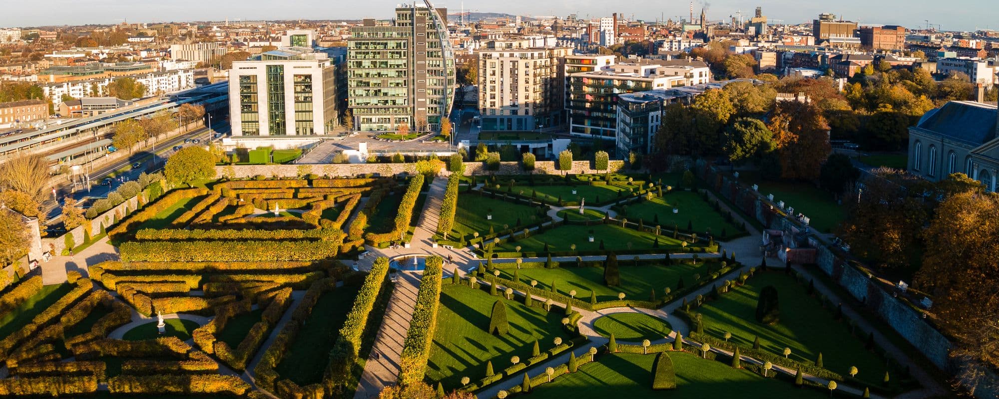 Areal picture of a garden inside a city